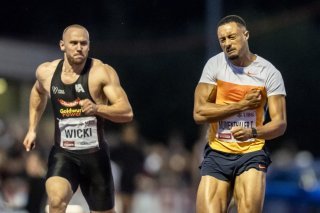 Timothé Mumenthaler (à droite) a survolé les débats en finale du 100 m KEYSTONE/TIL BUERGY